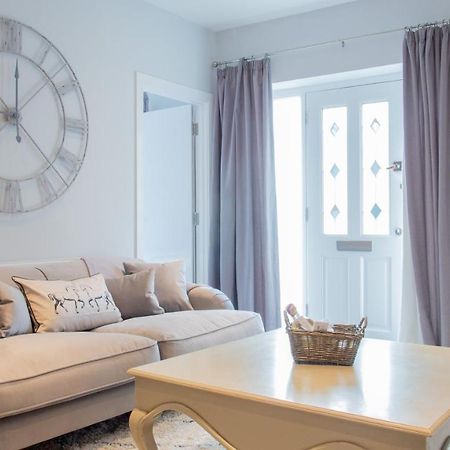 Modern Apartment With Free Parking And Wifi สแตรทฟอร์ด อะพอน เอวอน ภายนอก รูปภาพ