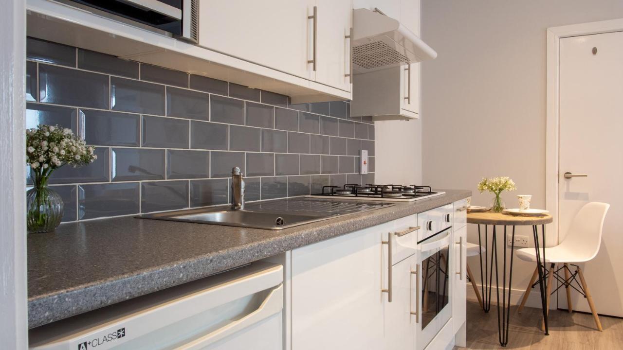 Modern Apartment With Free Parking And Wifi สแตรทฟอร์ด อะพอน เอวอน ภายนอก รูปภาพ