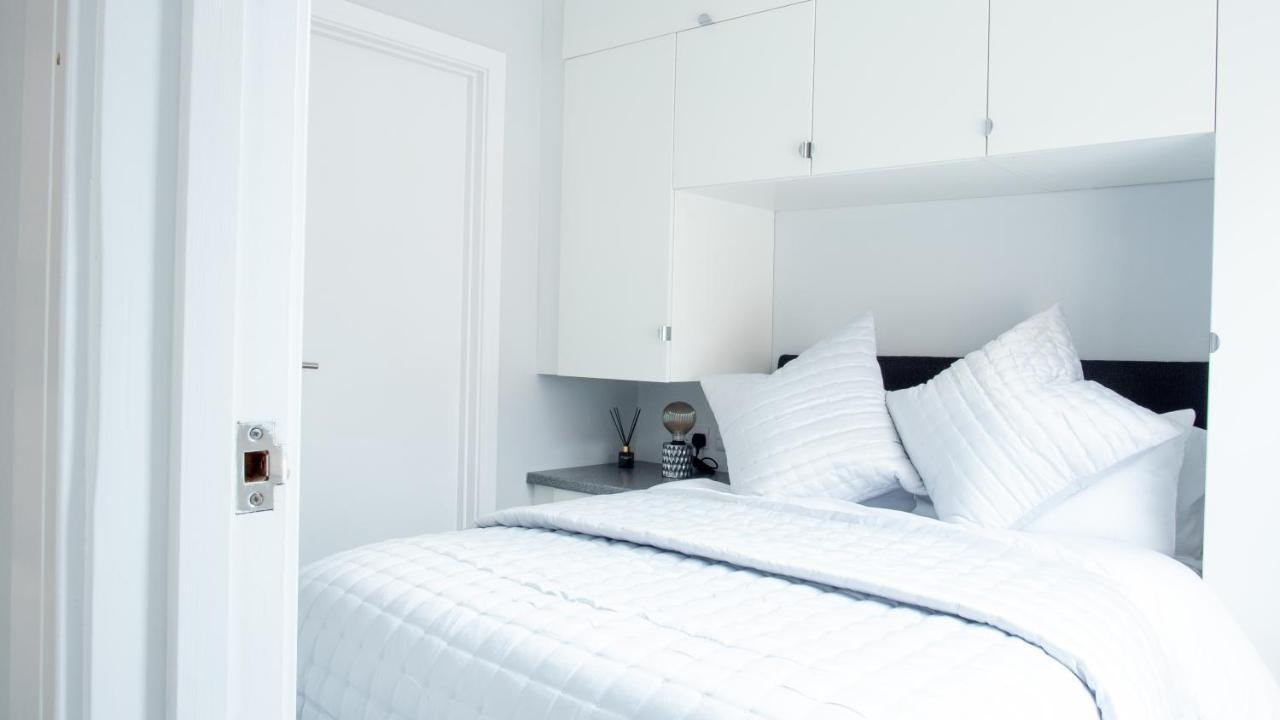 Modern Apartment With Free Parking And Wifi สแตรทฟอร์ด อะพอน เอวอน ภายนอก รูปภาพ