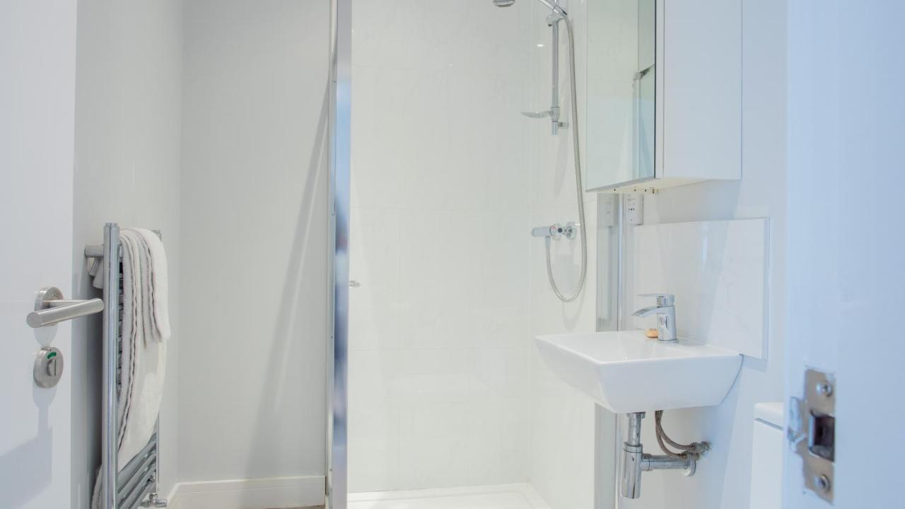 Modern Apartment With Free Parking And Wifi สแตรทฟอร์ด อะพอน เอวอน ภายนอก รูปภาพ
