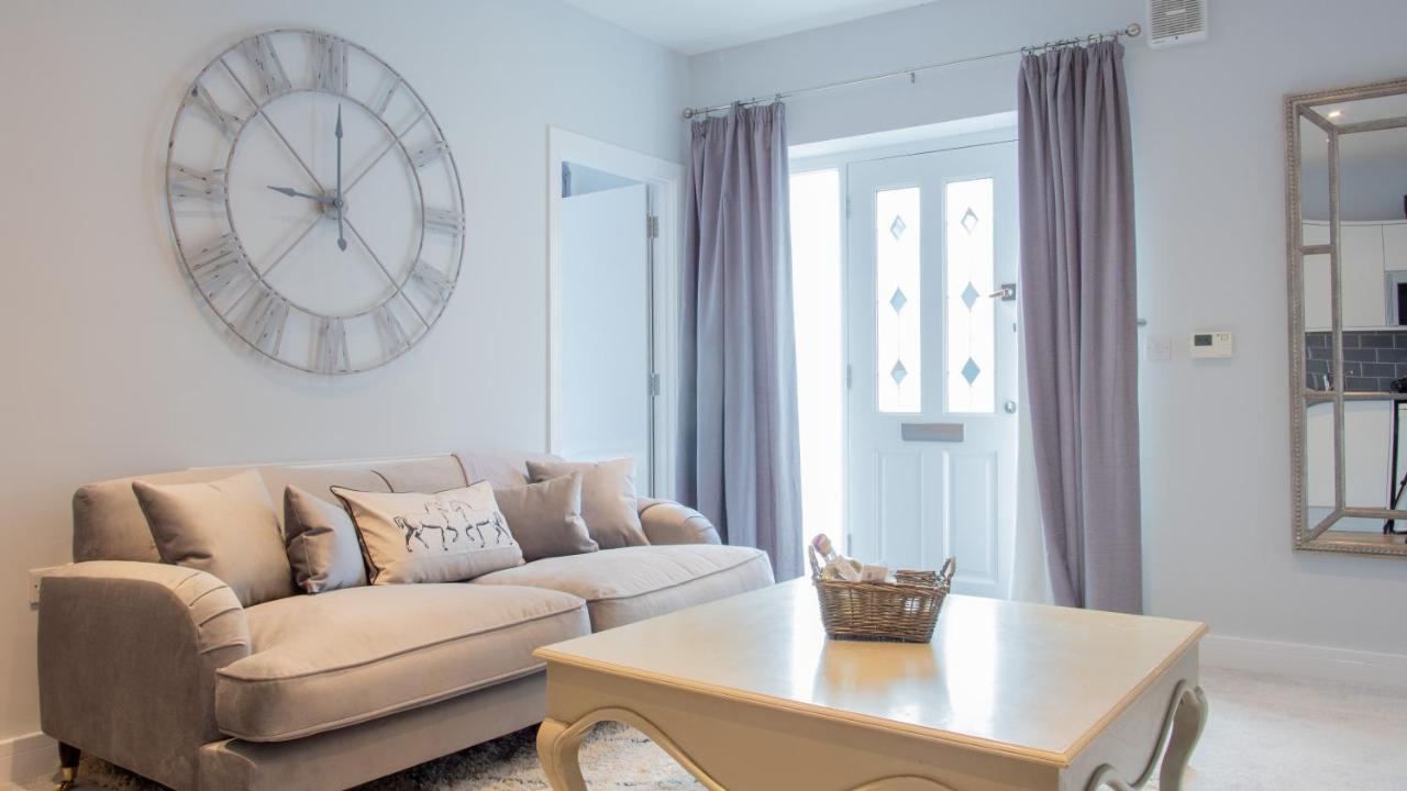 Modern Apartment With Free Parking And Wifi สแตรทฟอร์ด อะพอน เอวอน ภายนอก รูปภาพ