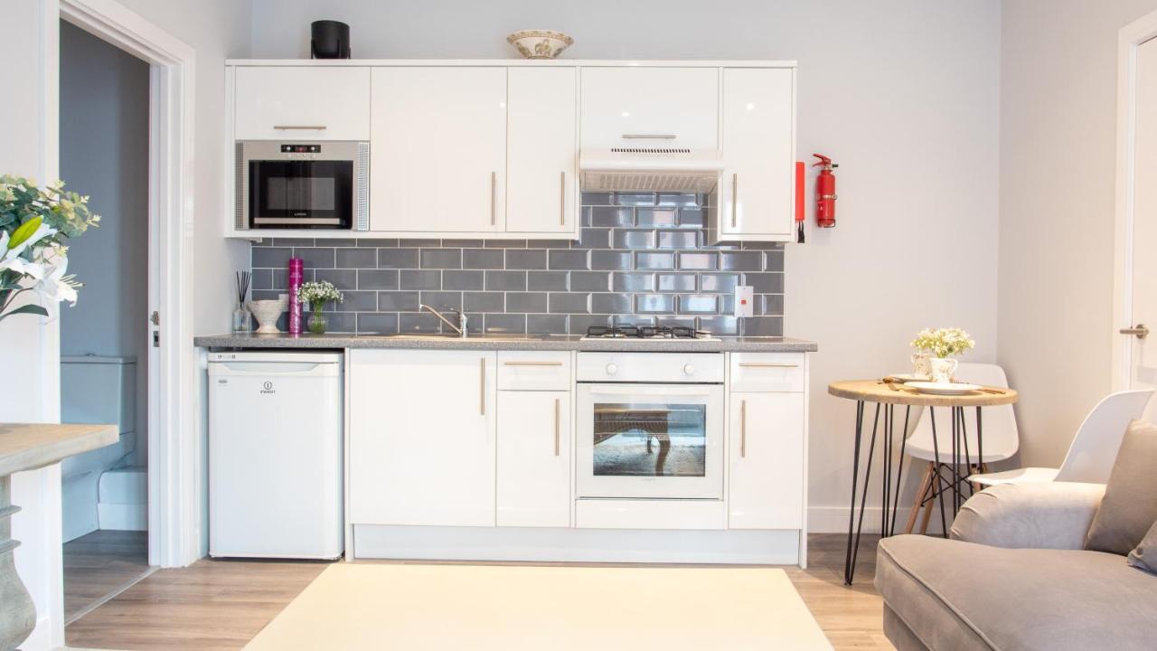 Modern Apartment With Free Parking And Wifi สแตรทฟอร์ด อะพอน เอวอน ภายนอก รูปภาพ
