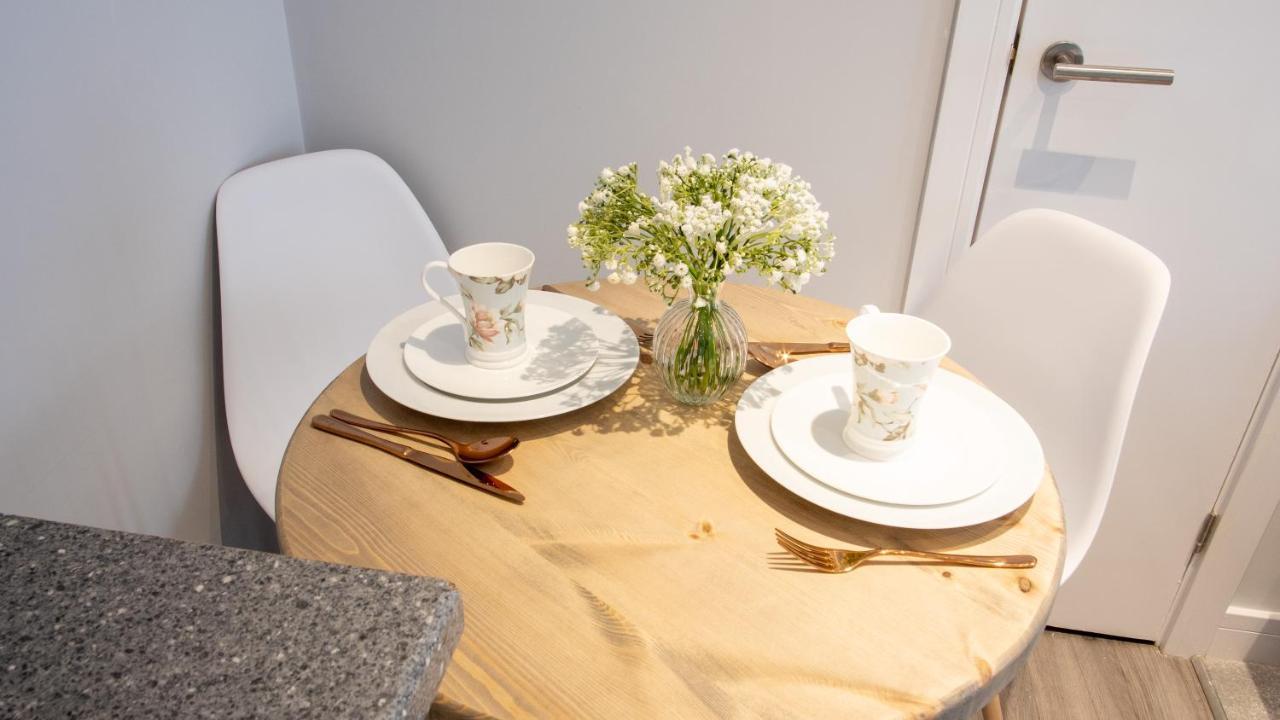 Modern Apartment With Free Parking And Wifi สแตรทฟอร์ด อะพอน เอวอน ภายนอก รูปภาพ