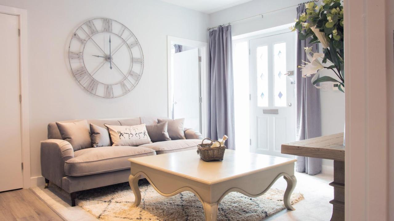 Modern Apartment With Free Parking And Wifi สแตรทฟอร์ด อะพอน เอวอน ภายนอก รูปภาพ
