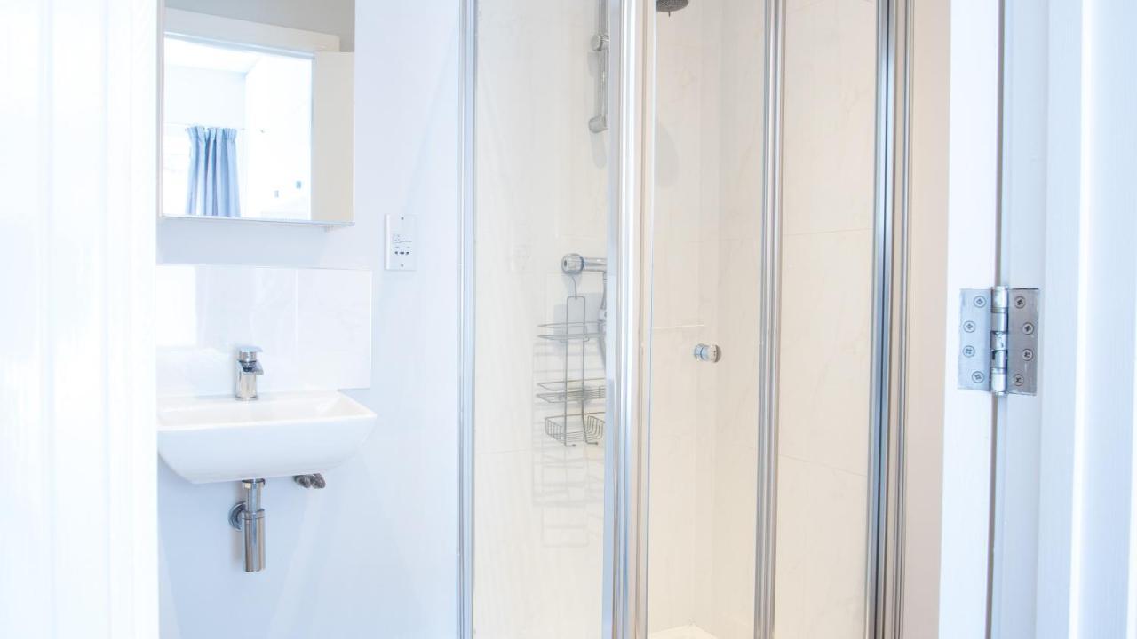 Modern Apartment With Free Parking And Wifi สแตรทฟอร์ด อะพอน เอวอน ภายนอก รูปภาพ
